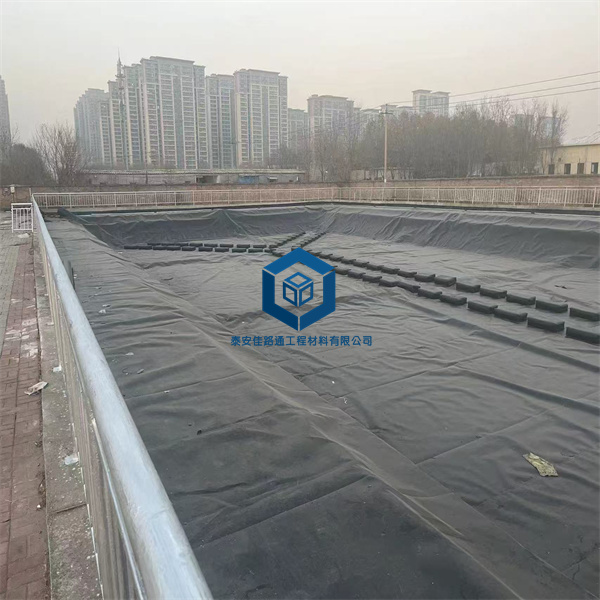 湖北調(diào)節(jié)池采用 1.0mm 城建標(biāo)準(zhǔn)土工膜 湖北調(diào)節(jié)池采用 1.0mm 城建標(biāo)準(zhǔn)土工膜